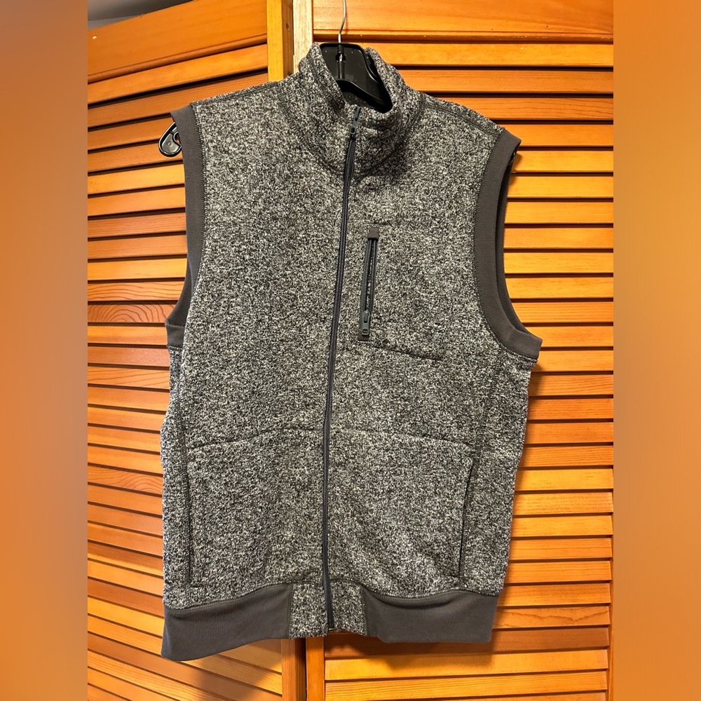 Gap lightweight vest